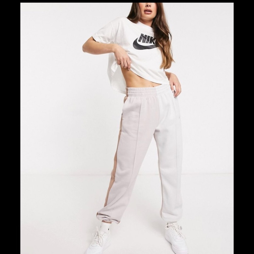 NIKE COLOR BLOCK SWEATPANTS JOGGERS EUC WOMENS S TAN CREAM BEIGE SILVER SWOOSH
